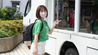 マジックミラー号を指さす女子大生